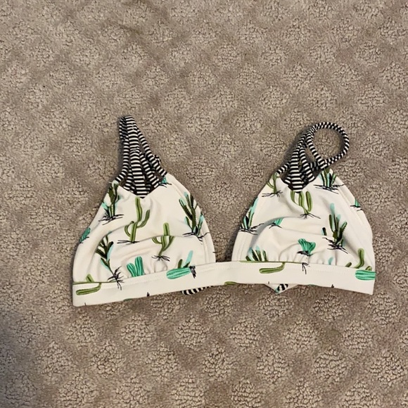 A bundle of bathing suits - Picture 6 of 6